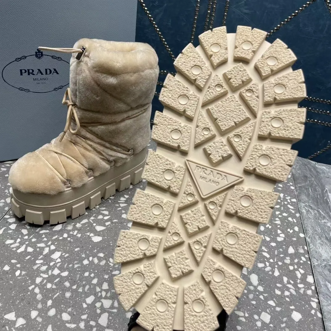👟👟Ex-factory price 700👟👟 The highest version on the market, Prada's king style, snow boots, ski boots, chubby, so cute and cute →_→ From the Prada limited series, unique. Shiny nylon Oblique upper with criss-cross straps for an ideal fit. The boots are made of technical fabric and have a short-cut version. They can be worn in the city or in the mountains. They make the calves slimmer, taller, warmer and have a concave shape. The boots and soles use the original waterproof effect. The size is 35-40. 41Customized